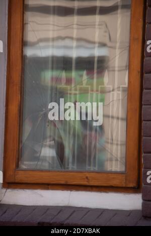 Kaputtes Fenster im Haus, Nahaufnahme Stockfoto