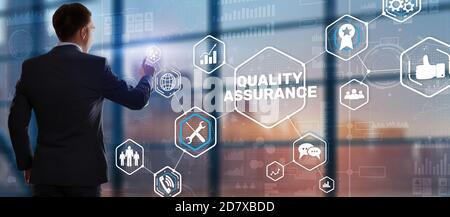 QA Geschäftsmann drücken Qualitätssicherung Taste auf virtuellen Bildschirmen. Stockfoto