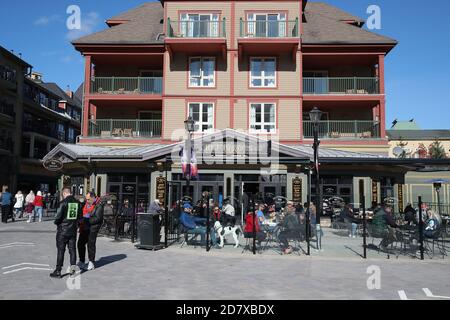 17. Oktober 2020 - Collinwood Ontario Kanada. Blue Mountain Village - .MJ Byrne's Front Luke Durda/Alamy Stockfoto