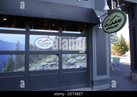 17. Oktober 2020 - Collinwood Ontario Kanada. Blue Mountain Village - Village Market Front. Luke Durda/Alamy Stockfoto