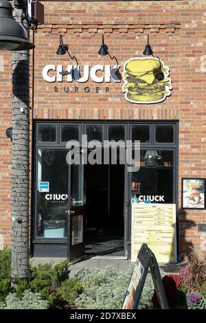 17. Oktober 2020 - Collinwood Ontario Kanada. Blue Mountain Village - Eingang Chuck Burger. Luke Durda/Alamy Stockfoto