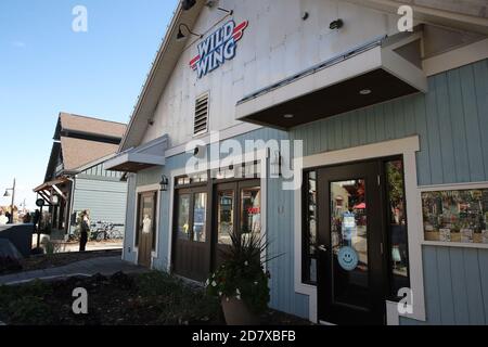 17. Oktober 2020 - Collinwood Ontario Kanada. Blue Mountain Village - Eingang zum Wild Wing. Luke Durda/Alamy Stockfoto