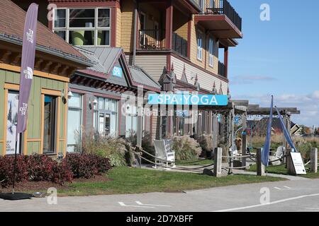 17. Oktober 2020 - Collinwood Ontario Kanada. Blue Mountain Village - Spa Yoga Eingang. Luke Durda/Alamy Stockfoto