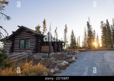 Wunderschöne Sonnenaufgangslandschaft des Besucherzentrums in Cedar Breaks, Utah Stockfoto