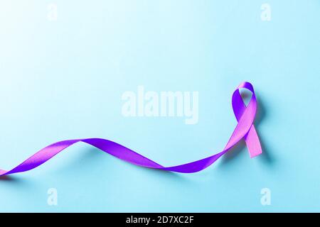 National Epilepsie oder Alzheimer Disease Day Konzept. Purple Band Symbol der Bauchspeicheldrüsenkrebs Bewusstsein und Welt Lupus Tag und Welt Krebs isoliert Stockfoto