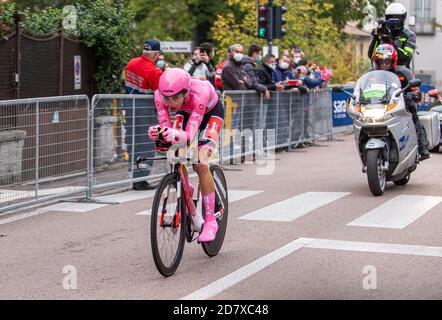 Jai Hindley ein paar hundert Meter vom Start ist noch das rosa Trikot. Cernusco Sul Naviglio, Giro d'Italia 2020, 21. Etappe der Tour. (Foto: Franco Re/Pacific Press) Quelle: Pacific Press Media Production Corp./Alamy Live News Stockfoto