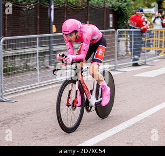 Jai Hindley ein paar hundert Meter vom Start ist noch das rosa Trikot. Cernusco Sul Naviglio, Giro d'Italia 2020, 21. Etappe der Tour. (Foto: Franco Re/Pacific Press) Quelle: Pacific Press Media Production Corp./Alamy Live News Stockfoto