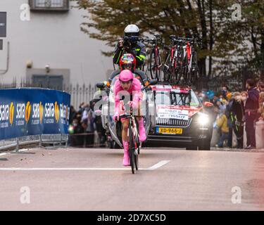 Jai Hindley ein paar hundert Meter vom Start ist noch das rosa Trikot. Cernusco Sul Naviglio, Giro d'Italia 2020, 21. Etappe der Tour. (Foto: Franco Re/Pacific Press) Quelle: Pacific Press Media Production Corp./Alamy Live News Stockfoto