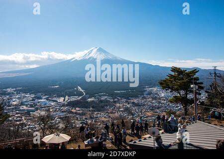 Blick auf den majestätischen Berg Fuji vom Berg Tenjō im See Kawaguchi am See Kawaguchi Mt. Tenjō Seilbahn Stockfoto