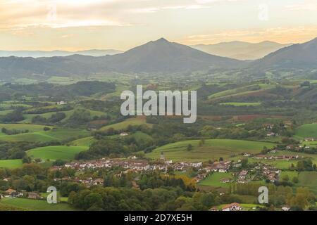Luftaufnahme des Dorfes Ainhoa, im Baskenland, Frankreich Stockfoto