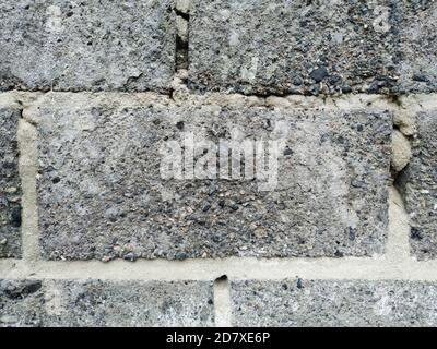 Nahaufnahme Zunder Block in der Wand. Grauer Poröser Ziegel. Für den Text platzieren. Stockfoto