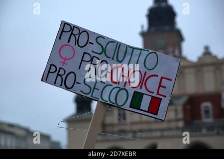 Banner mit buntem Pro-Choice-Abtreibungsmotto in italienischer Sprache mit weiblicher Hand während der Anti-Regierungs-Proteste in Krakau, Oktober 25 2020 Stockfoto