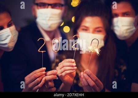 Zwei schöne junge Paare, die Spaß an Silvester haben Party Stockfoto