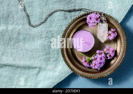 Design-Vorlage für Aromatherapie-Banner. Kristallfläschchen für Parfüm, vervain Blumen, und eine Duftkerze, Top-Down-Aufnahme mit einem Platz für Text Stockfoto