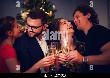 Zwei schöne junge Paare, die Spaß an Silvester haben Party Stockfoto