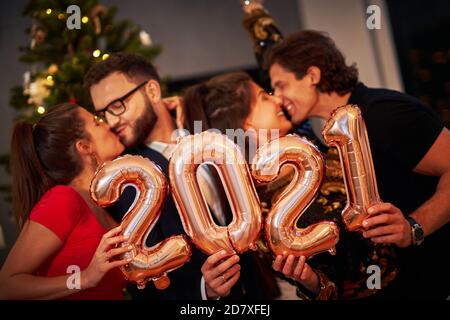 Zwei schöne junge Paare, die Spaß an Silvester haben Party Stockfoto