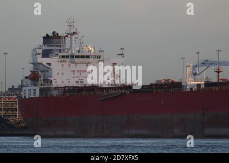 Der Nave Andromeda Öltanker dockte neben dem Queen Elizaveth II Cruise Terminal in Southampton an. Sieben Menschen wurden festgenommen, nachdem britische Streitkräfte den Öltanker vor der Isle of Wight nach einer vermuteten Entführung durch Verstaute stürmten. Stockfoto