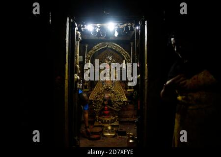 Lalitpur, Nepal. Oktober 2020. Ein Anhänger bieten Gebete im Tempel während einer Opferzeremonie zum Schutz vor bösen Geistern, eine 1000-jährige Tradition auf Nawami, dem neunten Tag des Dashain-Festivals in Lalitpur, Nepal am Sonntag, 25. Oktober 2020 statt. Kredit: Skanda Gautam/ZUMA Wire/Alamy Live Nachrichten Stockfoto