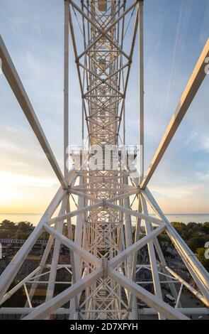 Riesenrad gegen den blauen Himmel bei Sonnenuntergang Stockfoto