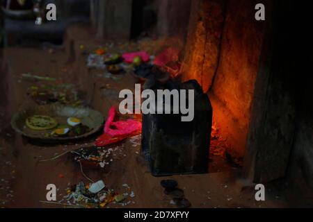 Lalitpur, Nepal. Oktober 2020. Eine geschälte Haut eines Anhängers wird verbrannt, um böse Geister abzuwehren, eine 1000-jährige Tradition, die auf Nawami, dem neunten Tag des Dashain-Festivals in Lalitpur, Nepal, am Sonntag, dem 25. Oktober 2020, stattfindet. Kredit: Skanda Gautam/ZUMA Wire/Alamy Live Nachrichten Stockfoto