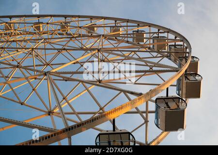 Riesenrad gegen den blauen Himmel bei Sonnenuntergang Stockfoto