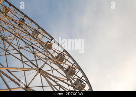 Riesenrad gegen den blauen Himmel bei Sonnenuntergang Stockfoto