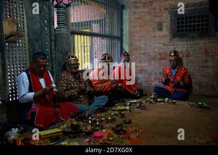 Kathmandu, Nepal. Oktober 2020. Priester rezitieren Gebete an Göttin Mahakali während einer Opferzeremonie, um böse Geister abzuwehren, eine 1000-jährige Tradition, die auf Nawami, dem neunten Tag des Dashain-Festivals in Kathmandu, Nepal, am Sonntag, 25. Oktober 2020, stattfand. Kredit: Skanda Gautam/ZUMA Wire/Alamy Live Nachrichten Stockfoto