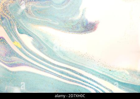 Blau-weißes Liquid-Muster mit goldenen Pailletten. Stockfoto
