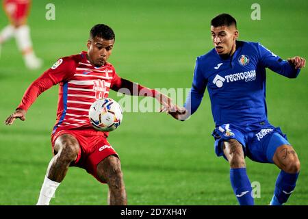 GETAFE, SPANIEN - 25. OKTOBER: Mathias Olivera vom FC Getafe und Kennedy von Granada CF beim La Liga Santander Spiel zwischen Getafe CF und Granada CF im Coliseum Alfonso Perez am 25. Oktober 2020 in Getafe, Spanien. (Foto von Perez Meca/MB Media) Stockfoto