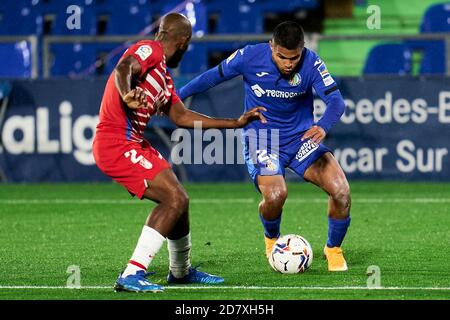 GETAFE, SPANIEN - 25. OKTOBER: Cucho Hernandez vom FC Getafe und Dimitri Foulquier von Granada CF beim La Liga Santander Spiel zwischen Getafe CF und Granada CF im Coliseum Alfonso Perez am 25. Oktober 2020 in Getafe, Spanien. (Foto von Perez Meca/MB Media) Stockfoto