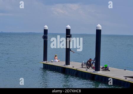 Entspannender Nachmittag Angeln auf Bribie Jetty Stockfoto