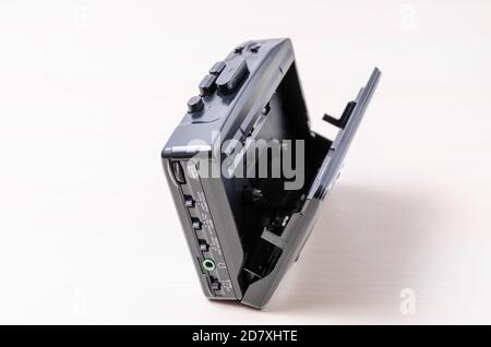 Sony Walkman ® Kassettenrecorder, kompakte Audiomusik, auf Holztisch oder Schreibtisch, flach liegend, Studio