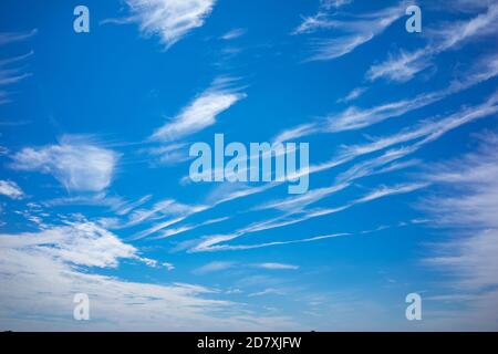 Sommer blauer Himmel mit weißen Wolken in großer Höhe. In der Meteorologie ist eine Wolke ein Aerosol, das aus einer sichtbaren Masse von winzigen flüssigen Tröpfchen besteht, gefroren Stockfoto