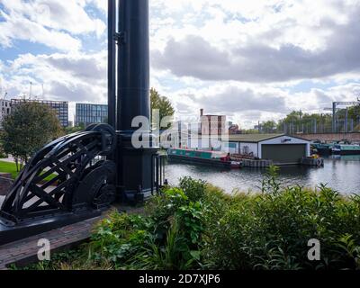 Regents Kanal bei Gasholders in der Kings Cross Entwicklung suchen Richtung St. Pancras und Euston mit dem Dach des Crick Institute In der Ferne Stockfoto