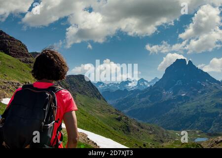 Wanderfrau auf der Suche nach einem Pic du Midi Ossau in den französischen Pyrenäen Stockfoto