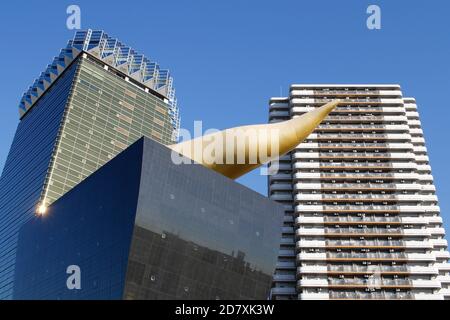 Hauptquartier der Asahi Breweries mit der Asahi Flame des französischen Designers Philippe Starck am Ostufer des Sumida-Flusses im Sumida-Viertel, Stockfoto