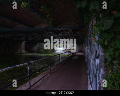 Regents Canal Schlepppfad in der Nähe von Camden Market an der Gloucester Avenue Unter den viktorianischen Eisenbahnbrücken, die Züge von Euston transportieren Station Stockfoto