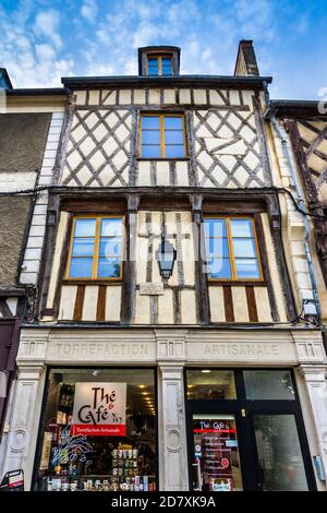 Traditionelle Fachwerkhäuser in der Altstadt von Bourges, Cher, Frankreich. Stockfoto