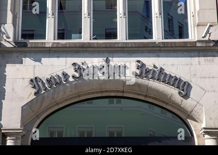 Zürich, Schweiz. Oktober 2020. Die Neue Zürcher Zeitung hat ihren Sitz in Zürich und ist eine Schweizer Tageszeitung für das Medienunternehmen NZZ-Mediengruppe. (Symbolbild, Themenbild) Zürich, 23.10.2020 Quelle: dpa/Alamy Live News Stockfoto