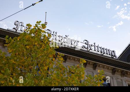 Zürich, Schweiz. Oktober 2020. Die Neue Zürcher Zeitung hat ihren Sitz in Zürich und ist eine Schweizer Tageszeitung für das Medienunternehmen NZZ-Mediengruppe. (Symbolbild, Themenbild) Zürich, 23.10.2020 Quelle: dpa/Alamy Live News Stockfoto