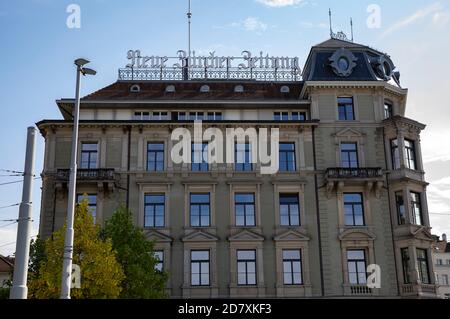 Zürich, Schweiz. Oktober 2020. Die Neue Zürcher Zeitung hat ihren Sitz in Zürich und ist eine Schweizer Tageszeitung für das Medienunternehmen NZZ-Mediengruppe. (Symbolbild, Themenbild) Zürich, 23.10.2020 Quelle: dpa/Alamy Live News Stockfoto