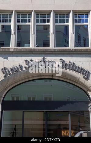 Zürich, Schweiz. Oktober 2020. Die Neue Zürcher Zeitung hat ihren Sitz in Zürich und ist eine Schweizer Tageszeitung für das Medienunternehmen NZZ-Mediengruppe. (Symbolbild, Themenbild) Zürich, 23.10.2020 Quelle: dpa/Alamy Live News Stockfoto