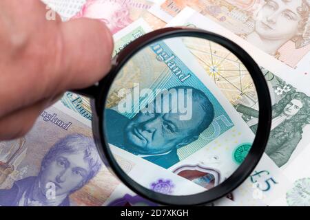 Pfund Sterling in einer Lupe Stockfoto
