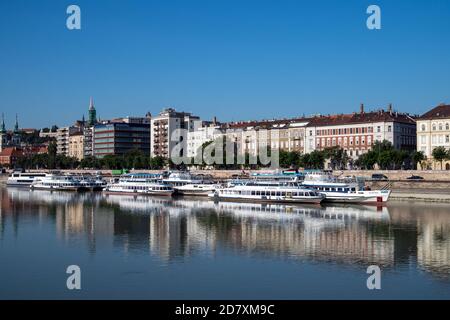 BUDAPEST, UNGARN - 16. JULI 2019: Besichtigungstour Boote an der Donau Stockfoto