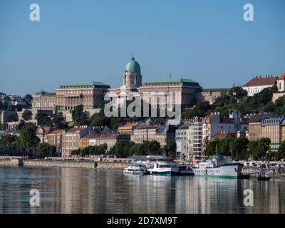 BUDAPEST, UNGARN - 16. JULI 2019: Blick auf die Burg Buda auf der anderen Seite der Donau Stockfoto