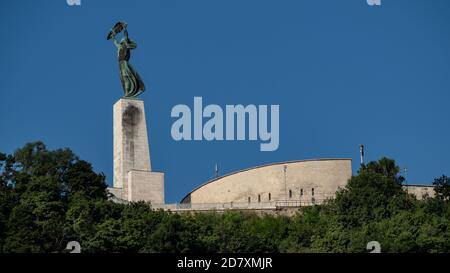 BUDAPEST, UNGARN - 16. JULI 2019: Blick auf die Zitadelle und das Denkmal der Befreiungsstatue auf dem Gellert-Hügel Stockfoto