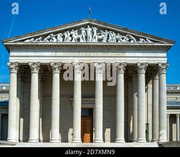 BUDAPEST, UNGARN - 16. JULI 2019: Kolonnaden-Fassade des Museums der Schönen Künste auf dem Heldenplatz Stockfoto