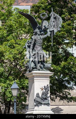 UDAPEST, UNGARN - 16. JULI 2019: Denkmal für Szabad Hazaert, errichtet zu Ehren der Ungarn, die im Unabhängigkeitskrieg kämpften Stockfoto