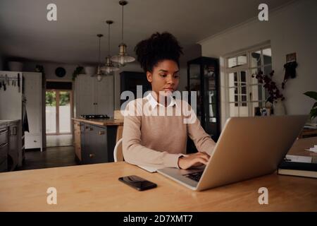Erfolgreicher Jungunternehmer, der während des Coronavirus von zu Hause aus auf dem Laptop arbeitet Sperre Stockfoto