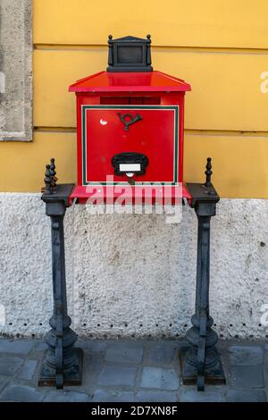 BUDAPEST, UNGARN - 16. JULI 2019: Rote ungarische Postbox der Magyar Posta Stockfoto